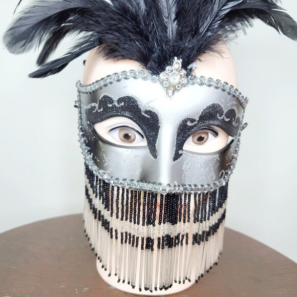 Black and silver masquerade mask with feathers, minor flaws - Picture 2 of 5